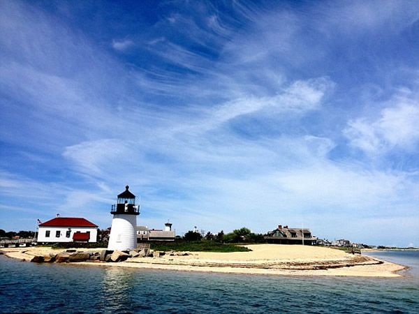 美国疯狂渔夫徒手擒获2米长鲨鱼