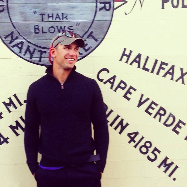 美国疯狂渔夫徒手擒获2米长鲨鱼