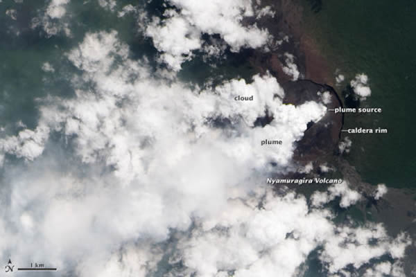 卫星照片展示刚果尼亚穆拉吉拉火山爆发的景象