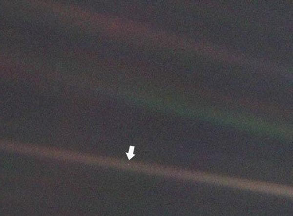 ���ŵ�����Ƭ�ǡ������ߡ���̽������1990���40��Ӣ��(Լ64�ڹ���)֮���̫������ġ������ﱻ�ĳ�һ������0.12�����ش�С��Բ�㡣