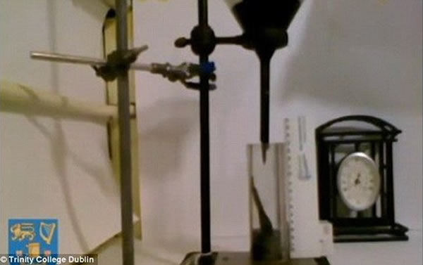 都柏林三一学院进行的沥青实验是世界上运行时间最长的实验之一,7月11日科学家首次拍摄到沥青液滴滴落的过程。另一项类似的实验在澳大利亚进行,2000年曾有一滴沥青