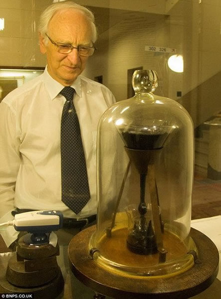 世界上最古老的沥青实验是1927年澳大利亚托马斯-帕内尔教授进行的