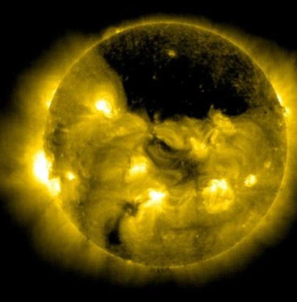 由太阳和日光层探测器拍摄到的太阳极区冕洞现象,这里的温度比周围要低一些