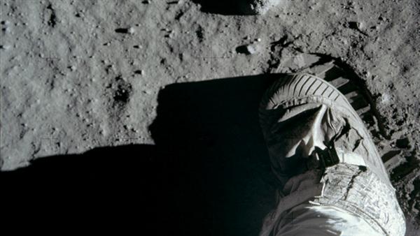 阿波罗11号拍摄的极其珍贵月球彩色照片