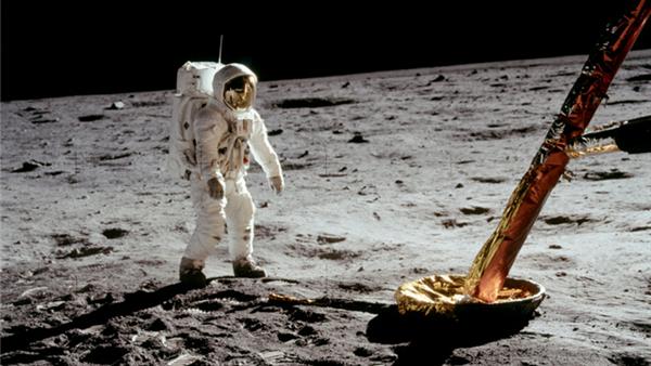 阿波罗11号拍摄的极其珍贵月球彩色照片