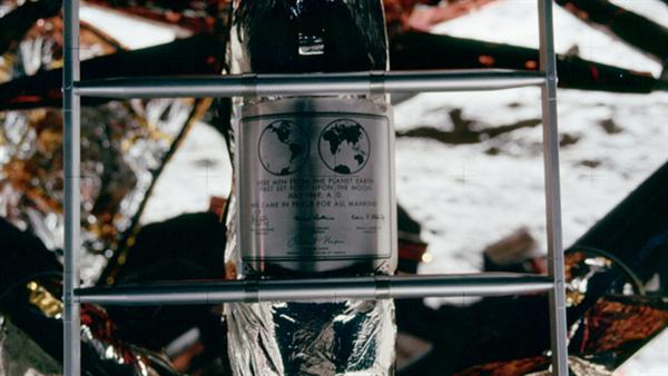 阿波罗11号拍摄的极其珍贵月球彩色照片