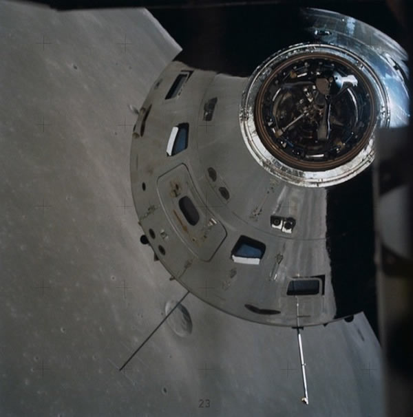 阿波罗17号指令舱对接的画面,由宇航员罗纳德•埃文斯拍摄