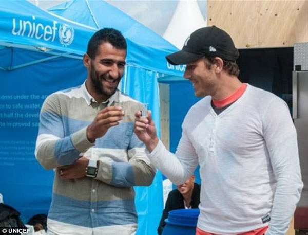 虽然许多人会对汗水提纯的饮用水感到恶心,但事实证明这种方法倍受青睐。图中是瑞典两位足球运动员正在饮用提取的纯净水