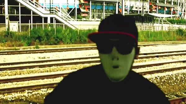 荷兰男子卧轨任火车行驶毫发未伤