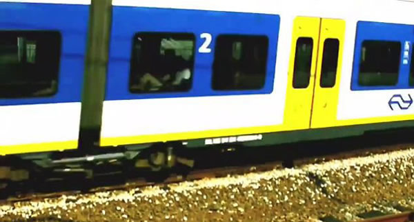 荷兰男子卧轨任火车行驶毫发未伤