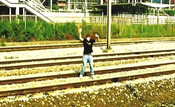 荷兰男子卧轨任火车行驶毫发未伤