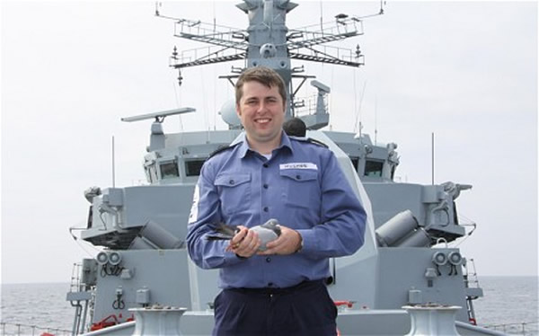 法国迷途赛鸽在大西洋上被英国海军救起