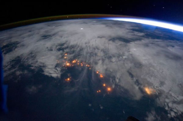 国际空间站上拍摄的闪电和暴风雨降落地球的照片