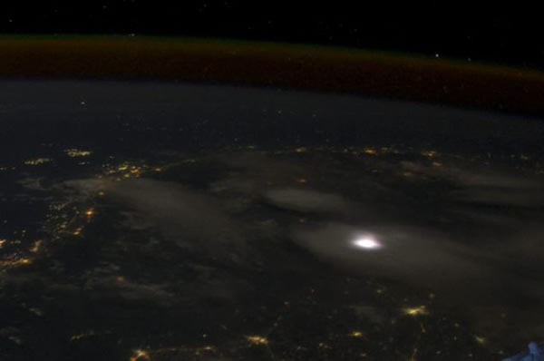 国际空间站上拍摄的闪电和暴风雨降落地球的照片