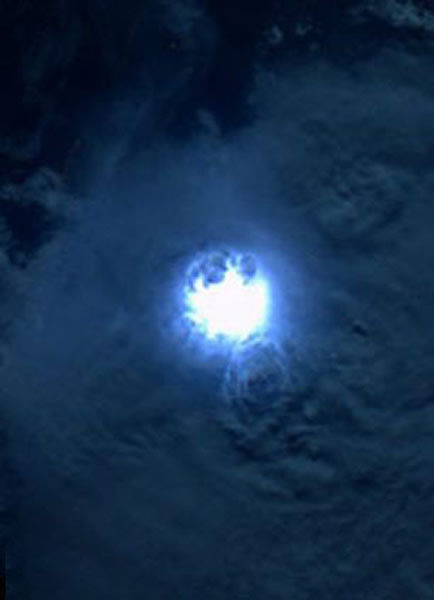 国际空间站上拍摄的闪电和暴风雨降落地球的照片