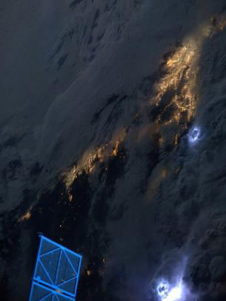 国际空间站上拍摄的闪电和暴风雨降落地球的照片