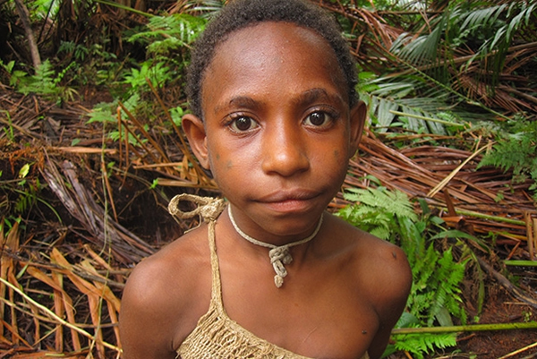 在部落中仍保留有食人的习俗,用于祭祀和调节人口性别比列。他们会吃掉死去的父母,或者弱小的新生儿,尤其是女孩儿。