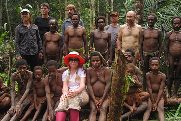 这次的俄罗斯旅行团队成为了到达该部落的第一批白种人