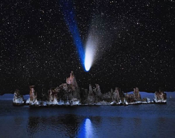 1997年加州莫诺胡上空的海尔-波普彗星。在ISON彗星被发现之后的一段时间内,其有望成为世纪大彗星的传闻让人们想起了海尔-波普彗星出现在夜空时的壮丽景象,当年