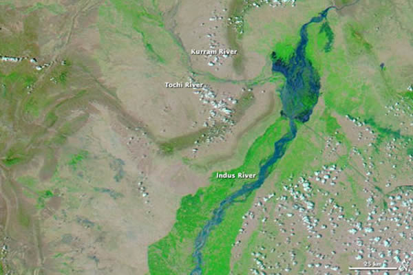 这幅照片拍摄于7月28日,显示了同一地区洪水之前的景象。