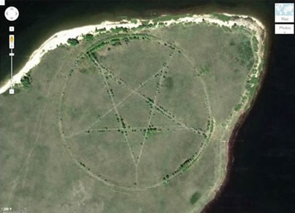 在谷歌地图上可以看到巨型五星的标志,在西方多个“地下宗教”中也存在类似的标志,但是苏联时期也流行过相似的五星图案