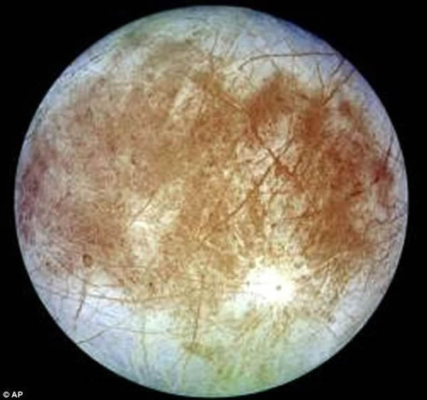 覆盖着冰的木卫二有朝一日可能适合人类居住