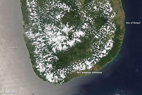 下午1:30左右经过斯里兰卡上空时,该岛屿上空聚集了更多的云团