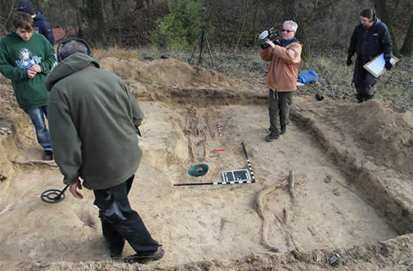 The grave of a medieval Slavic warlord, with a bronze bowl at his feet, was unco