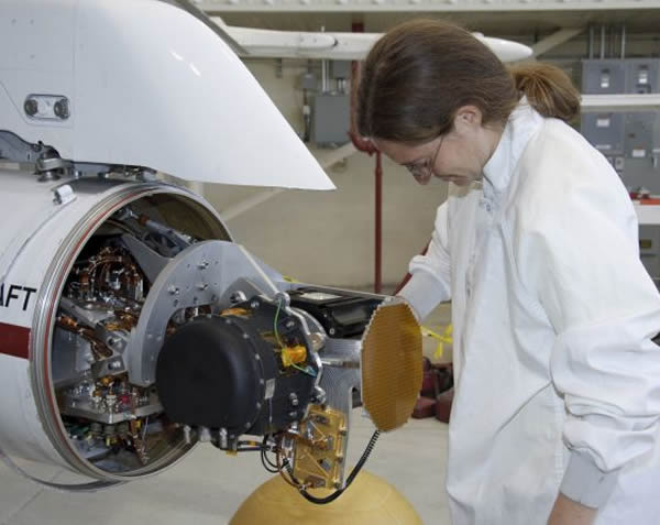 2011�꣬�����ƽ�ʵ���ҹ���ʦ����•���ز���Hannah Goldberg�����ڼ�������һ����ֵ��׵Ƿ����о�����F/A-18�ɻ������ڲ���