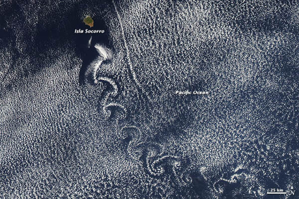 这幅自然色照片是NASA的Terra卫星于2013年5月22日拍下的。照片中的奇特云涡位于索科罗岛附近上空