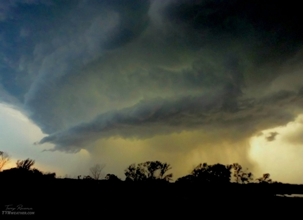 美国半盲“风暴猎人”捕捉到的壮观风暴照片