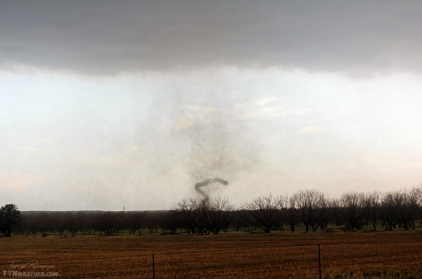 美国半盲“风暴猎人”捕捉到的壮观风暴照片