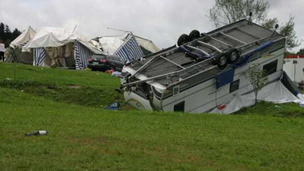德国阿伦市郊外一处野营营地突然遭遇龙卷风侵袭