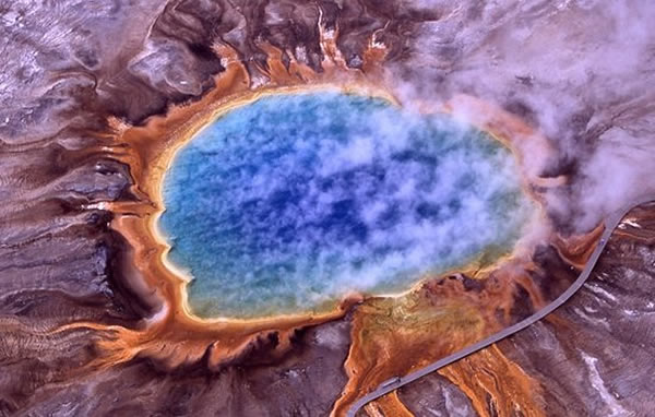 位于黄石国家公园内的“大虹彩温泉”,是一处著名的间歇泉