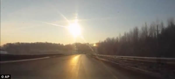 车里雅宾斯克的居民称他们看到燃烧的陨石碎片从天而降