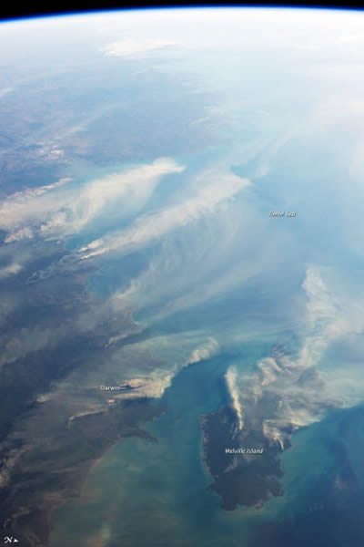 太空照片显示澳大利亚达尔文市附近和梅尔维尔岛大火导致的壮观烟雾