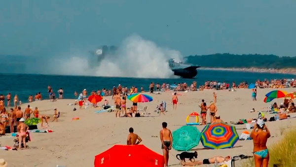 俄罗斯“欧洲野牛”气垫船冲上海滩吓傻游客