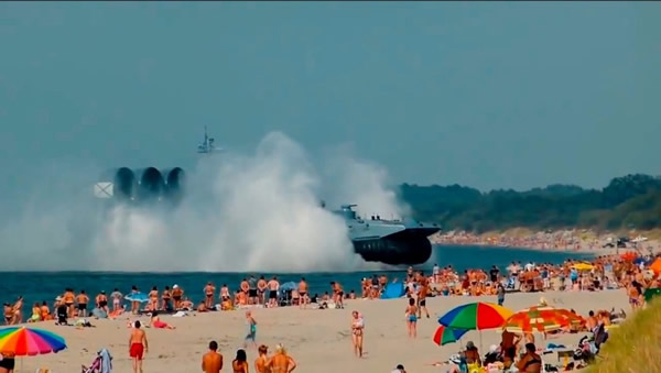 俄罗斯“欧洲野牛”气垫船冲上海滩吓傻游客