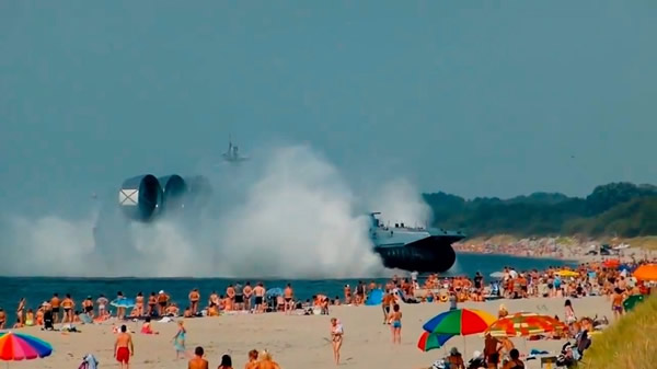 俄罗斯“欧洲野牛”气垫船冲上海滩吓傻游客