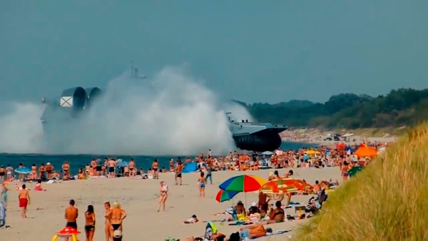 俄罗斯“欧洲野牛”气垫船冲上海滩吓傻游客