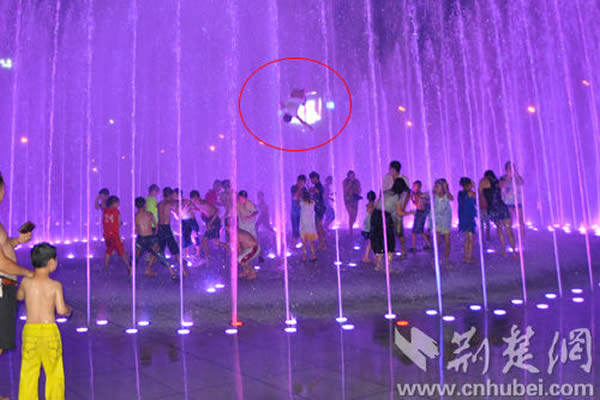 恩施一男孩被广场喷泉冲上高空