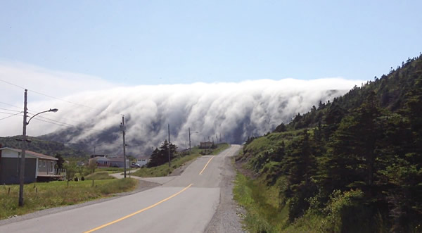加拿大出现排山倒海般的壮观浓雾