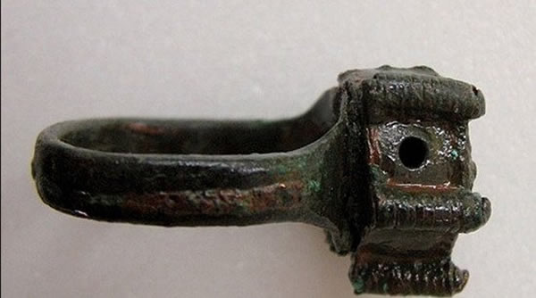 保加利亚考古学家发现一枚中世纪青铜“毒戒指”