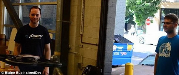 在视频演示中,布莱恩-布利特兹(图右)使用谷歌眼镜控制无人机飞行,期间只是简单地移动头部而已,动一下头部便能控制无人机向左或者向右飞行