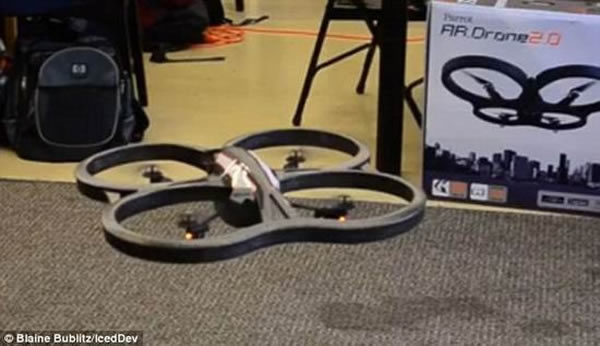 布莱恩编写了一个程序,能够控制有轮机器人自由移动,同时,该程序也适用于控制节点直升机