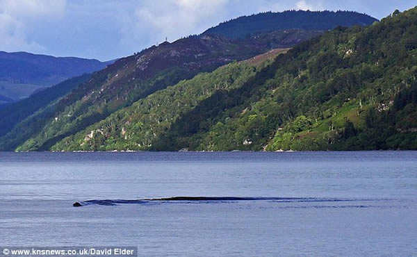 英国摄影师在尼斯湖拍到巨大水痕,再引发水怪争论