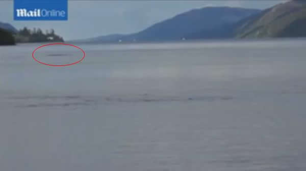 摄影师尼斯湖拍到巨大水痕 再引水怪争论