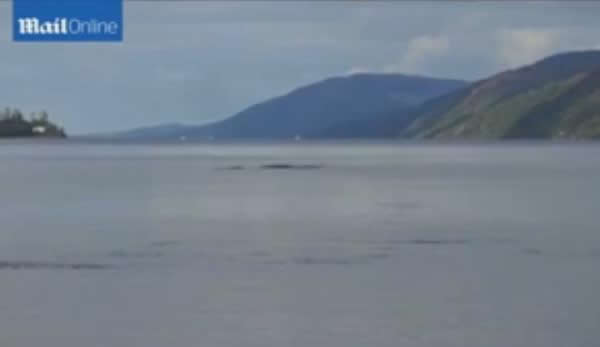 英国摄影师在尼斯湖拍到巨大水痕,再引发水怪争论