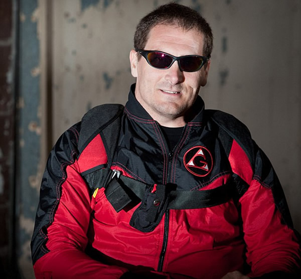 加拿大四肢瘫痪男子的极限跳伞运动