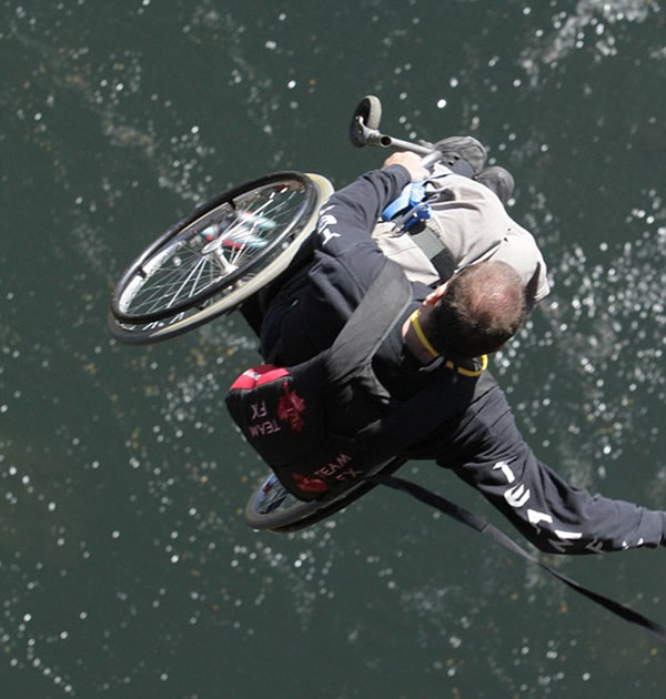 加拿大四肢瘫痪男子的极限跳伞运动